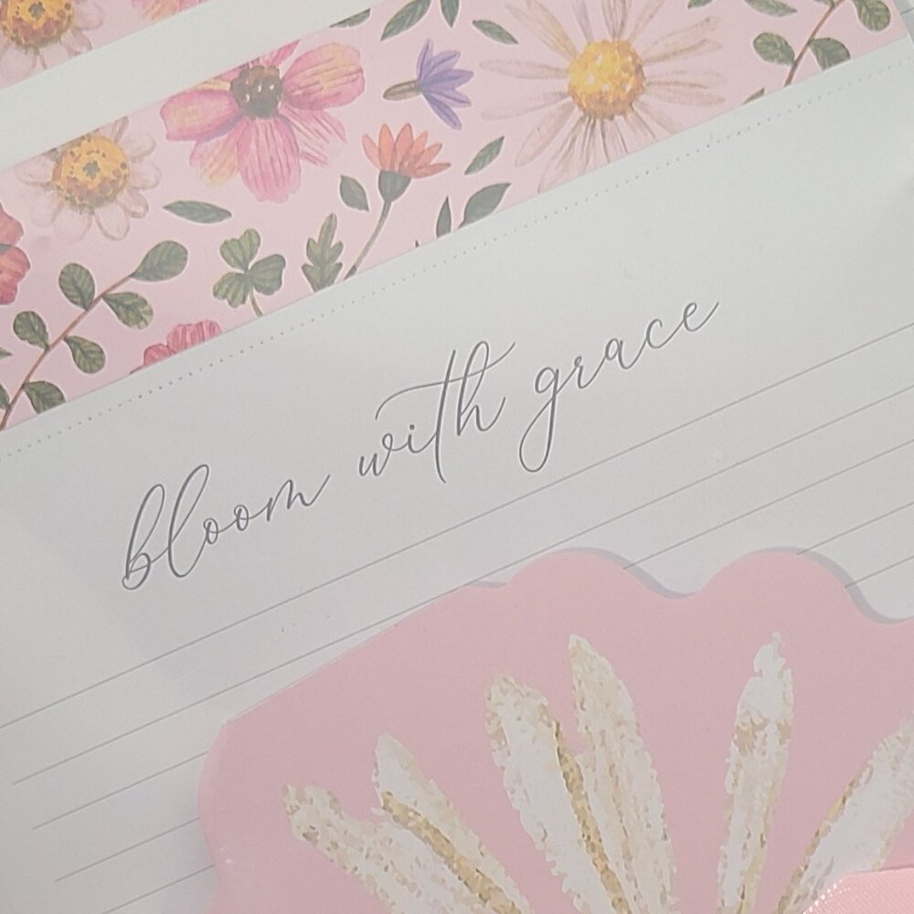 Stationery Gift Set – 2 pads, pen and floral sticky notes - New in Packaging! - Picture 2 of 4